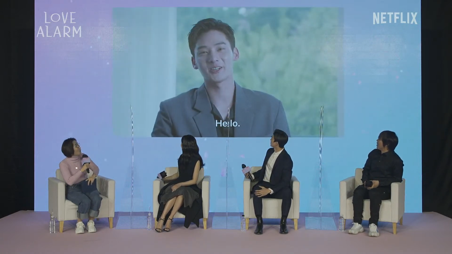 Jung Ga-ram en un video pregrabado reproducido durante la conferencia de prensa de Love Alarm 2