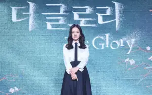Song Hye Kyo responde a las críticas de que 'envejeció mucho' en 'The Glory' simplemente afirmando que es porque es mayor.