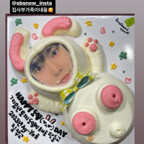 NCTDoyoung de 's celebra su cumpleaños número 27 con un pastel de tetitas de conejo