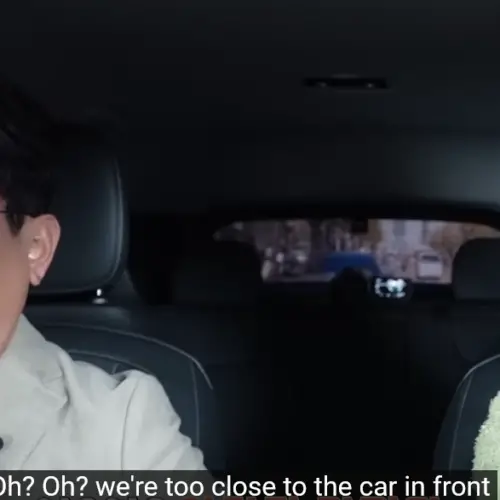 IU genera una gran reacción por conducir peligrosamente durante el debut de 'IU's Delivery' con el invitado Han Moon Chul