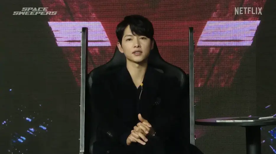 Song Joong-ki durante la conferencia de prensa de Space Sweepers