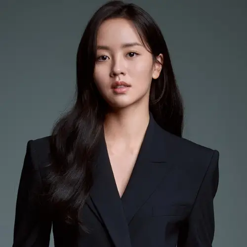 Kim So hyun firma contrato exclusivo con Culture Depot seduce en